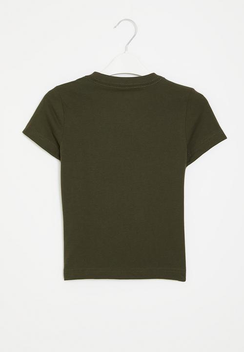 Nike - Nkb club+ badge tee - cargo khaki