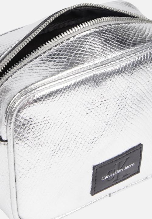 Calvin Klein - Sculpted camera bag  - silver