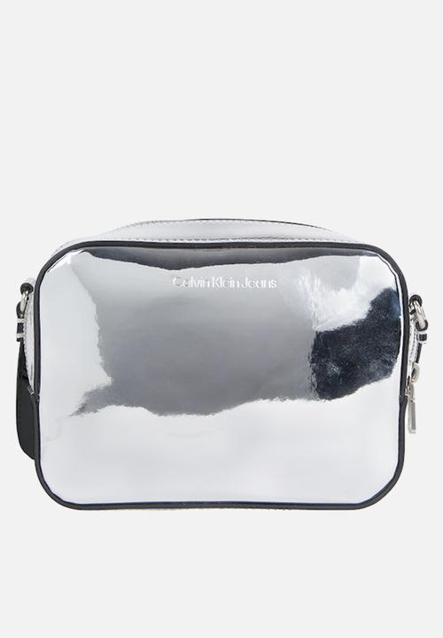 Calvin Klein - Sculpted camera bag - silver