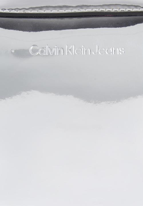Calvin Klein - Sculpted camera bag - silver