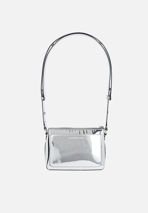Calvin Klein - Sculpted camera pouch - silver