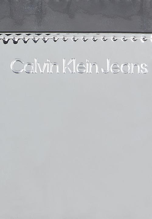 Calvin Klein - Sculpted camera pouch - silver