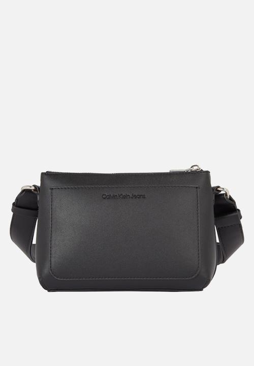 Calvin Klein - Sculpted camera pouch- black/metallic logo