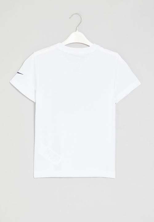 Nike - Nkb club+ badge tee - white