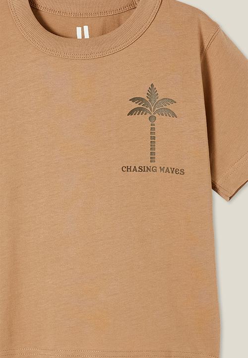 Cotton On - Jonny short sleeve print tee - taupy brown/chasing waves