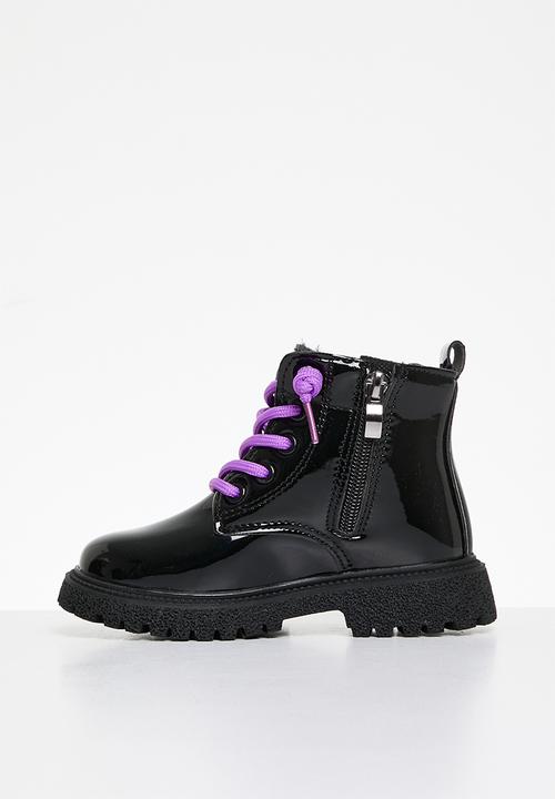 Pop Candy - Buttefly décor ankle boots-black