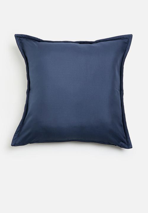 Grey Gardens - Octavia velvet cushion cover - Blue