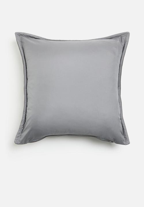 Grey Gardens - Octavia velvet cushion cover - grey