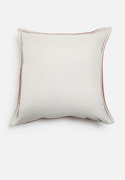 Grey Gardens - Octavia velvet cushion cover - Blush