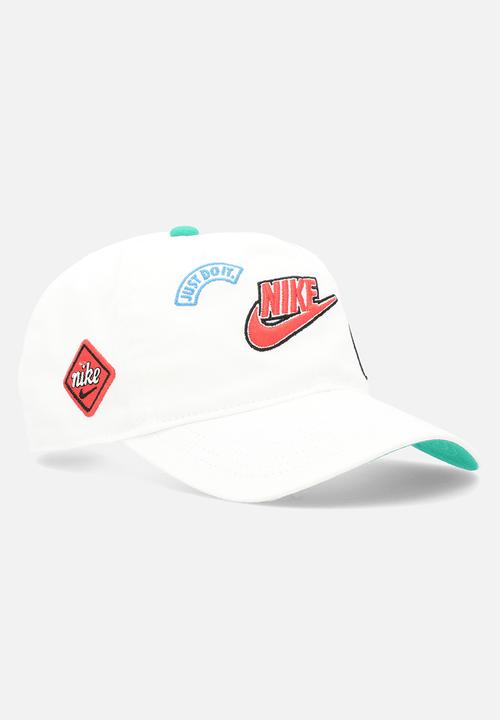 Nike - Nan multi patch club cap - white