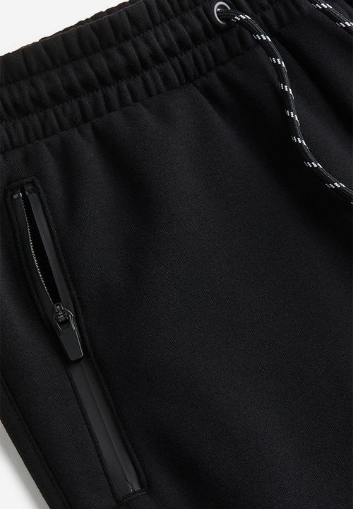 H&M - Slim fit cargo joggers - black