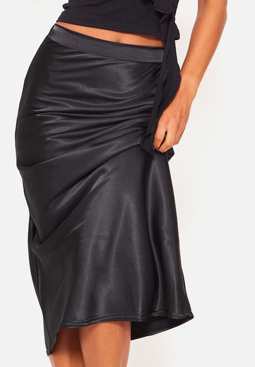 PrettyLittleThing - Black Satin Bias Cut Midi Skirt - Black