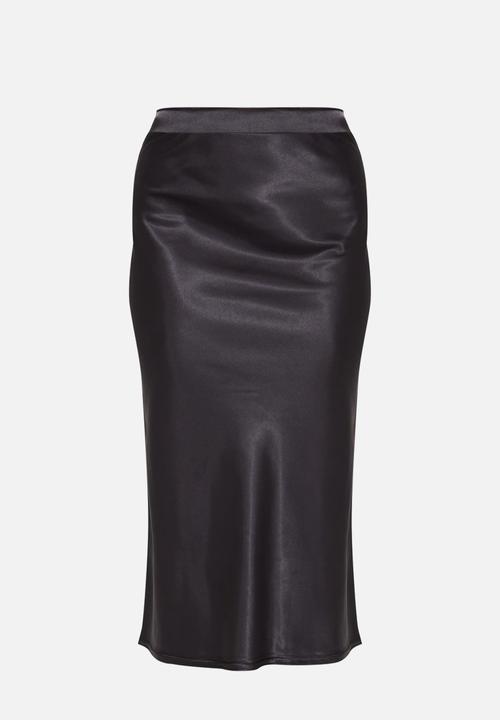PrettyLittleThing - Black Satin Bias Cut Midi Skirt - Black