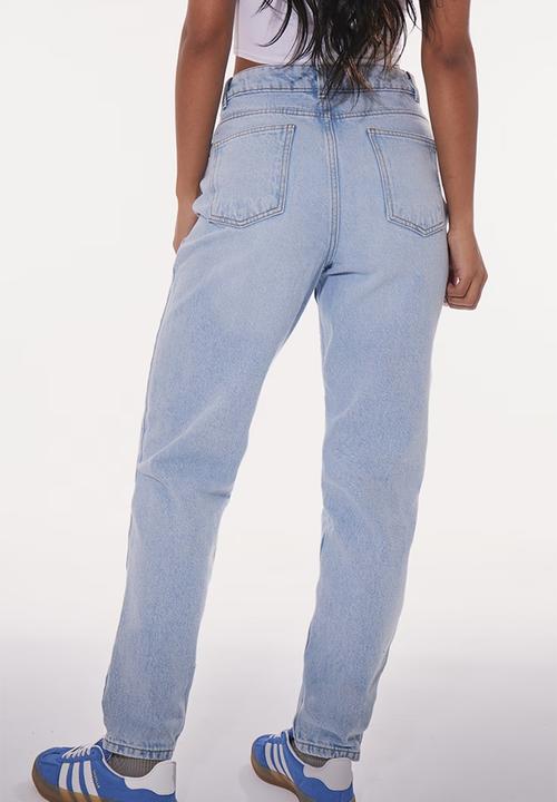 PrettyLittleThing - Light Blue Wash High Rise Mom Jeans - Light Blue