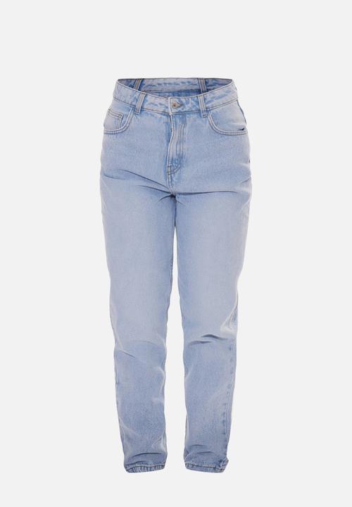 PrettyLittleThing - Light Blue Wash High Rise Mom Jeans - Light Blue