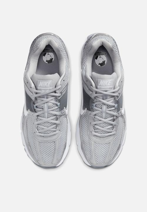 Nike - Zoom Vomero 5