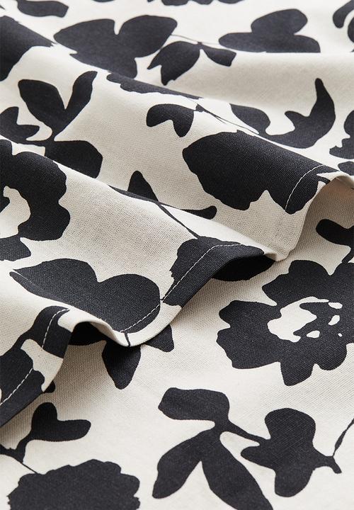 H&M - Patterned tablecloth - Black Floral