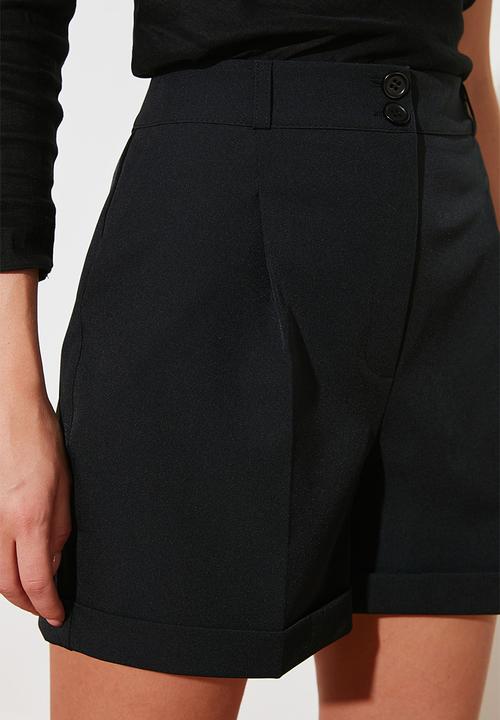 Trendyol - Pleated Woven Shorts - Schwarz