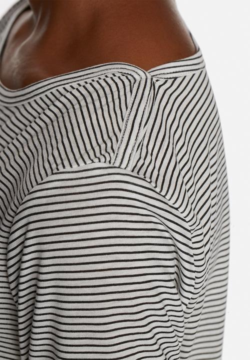 Jacqueline de Yong - Laban Tee