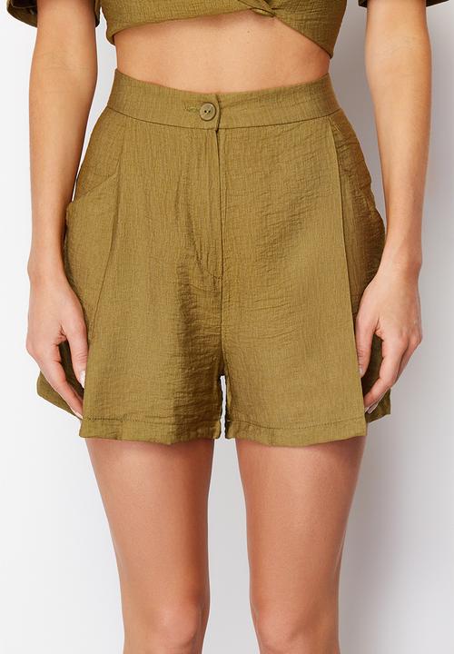 Trendyol - Pocket detailed linen look shorts - khaki