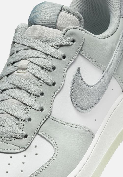 Nike - Air Force 1 '07 LV8