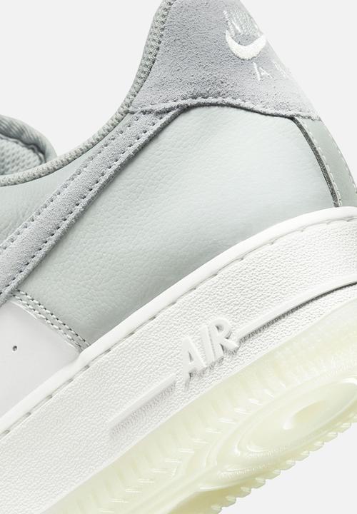 Nike - Air Force 1 '07 LV8