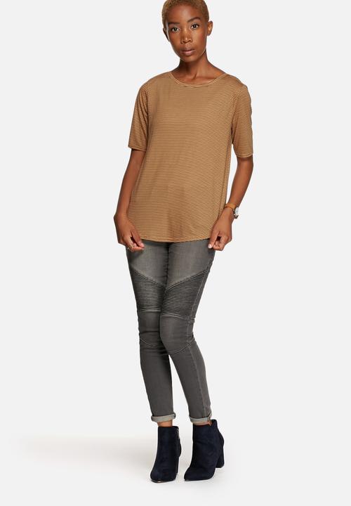 Jacqueline de Yong - Laban Tee