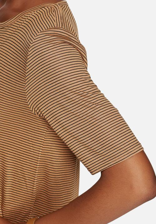 Jacqueline de Yong - Laban Tee