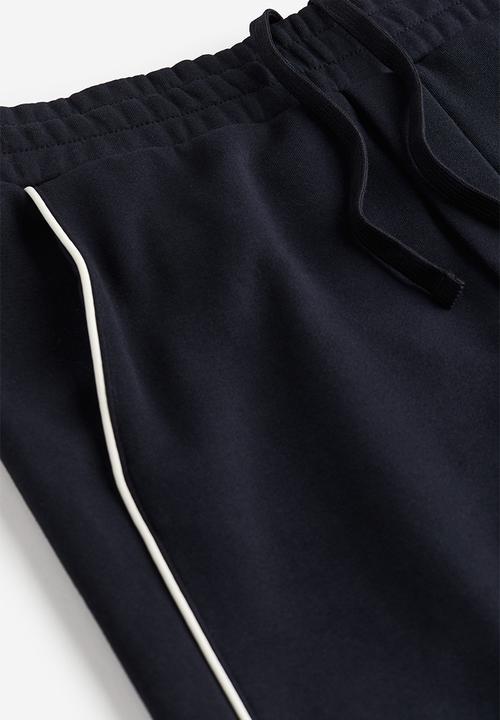 H&M - Slim fit joggers - black