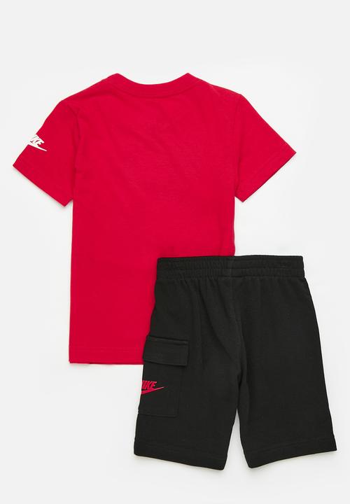 Nike - Nkb b nsw hbr cargo short set - black red