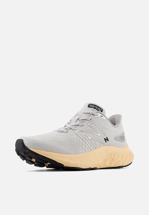 New Balance  - WEVOZCC3
