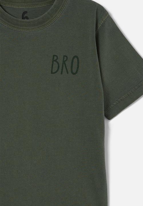 Cotton On - Jonny short sleeve print tee - swag green/bro