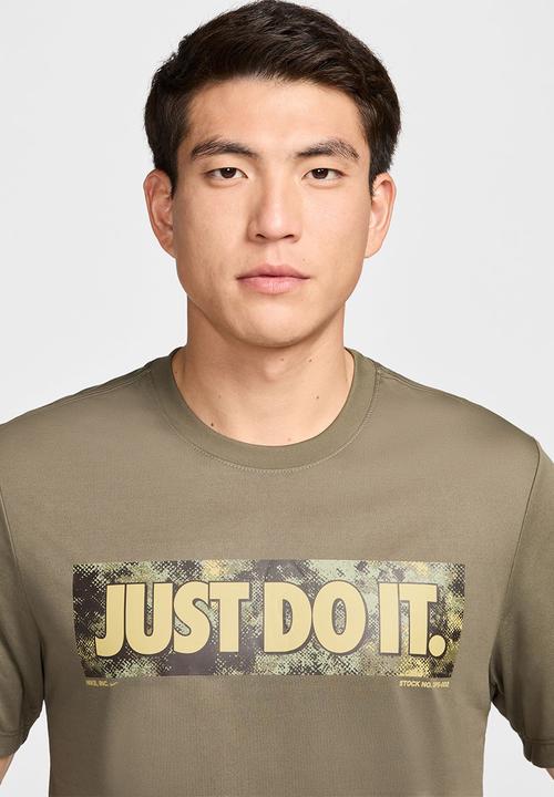 Nike - Dri-FIT Fitness   rlgd camo  T-Shirt - medium olive