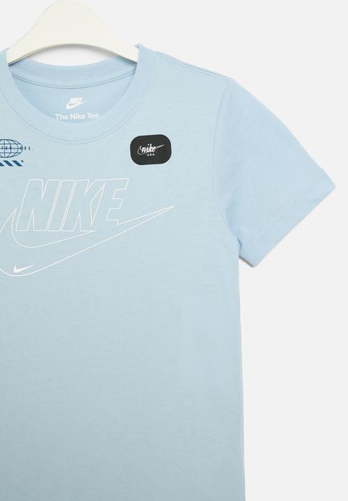 Nike - Nkb club+ futura tee - light armory blue