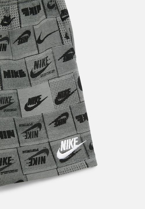 Nike - Nkb b nsw club ssnl aop short - smoke grey