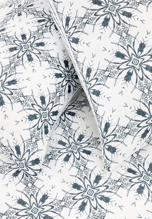 Sixth Floor - Super Soft Reversible Geometric Floral - white & navy