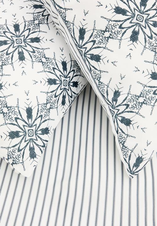Sixth Floor - Super Soft Reversible Geometric Floral - white & navy