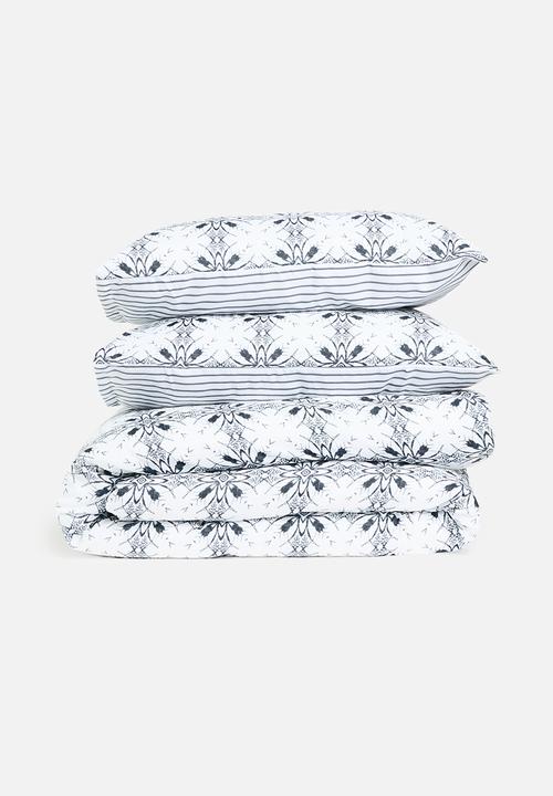 Sixth Floor - Super Soft Reversible Geometric Floral - white & navy
