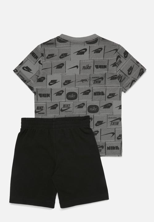 Nike - Nkb b nsw club ssnl aop short - black