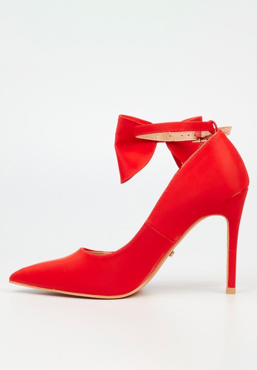 Miss Black - Lola 32 court - red