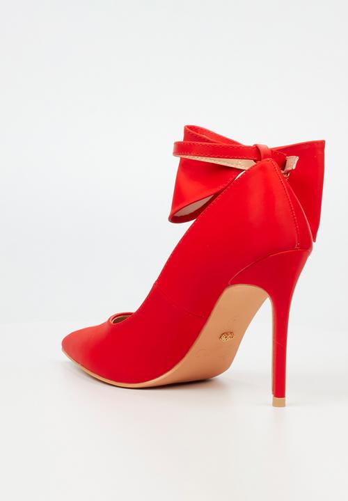 Miss Black - Lola 32 court - red