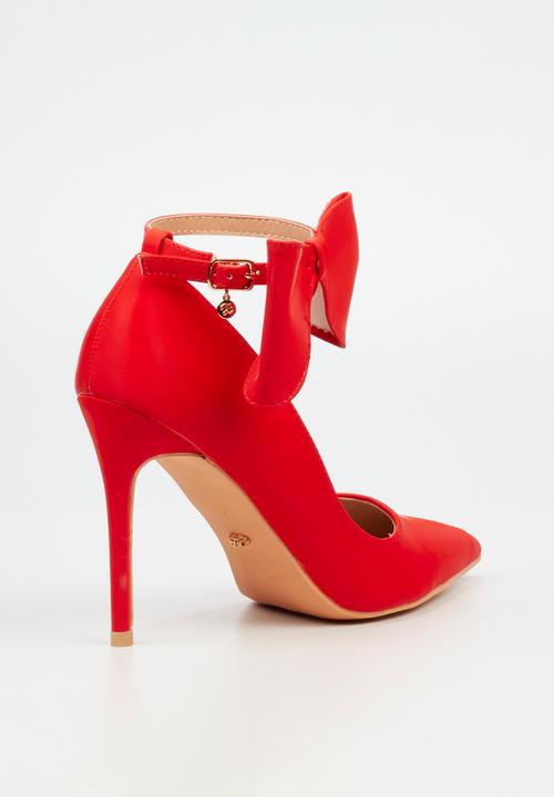 Miss Black - Lola 32 court - red