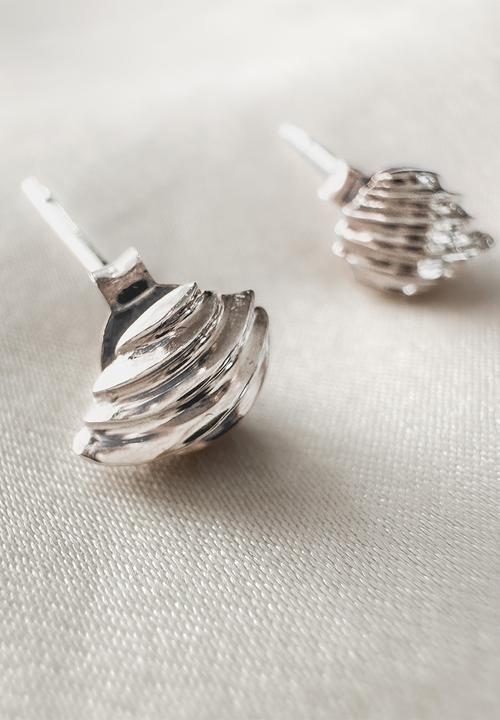 Lorne - Scallop studs - silver