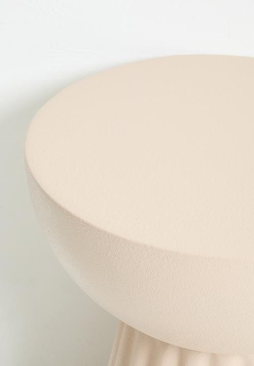 Nolden Brothers - Ribbed outdoor side table - stippled neutral 