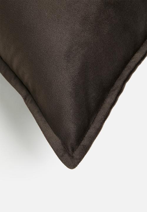 Grey Gardens - Rema velvet cushion cover - Chocolate