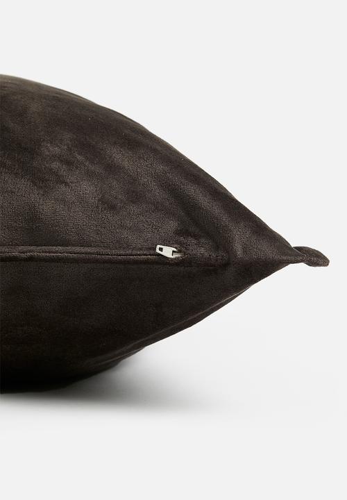 Grey Gardens - Rema velvet cushion cover - Chocolate
