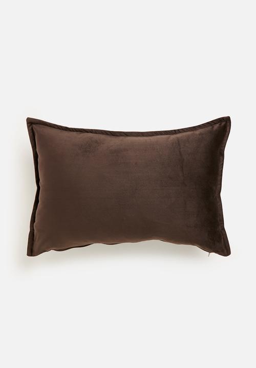 Grey Gardens - Rema velvet cushion cover - Chocolate