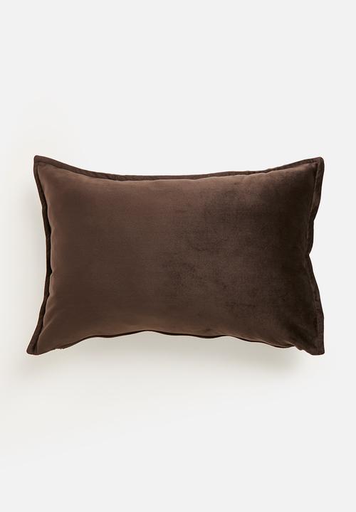 Grey Gardens - Rema velvet cushion cover - Chocolate