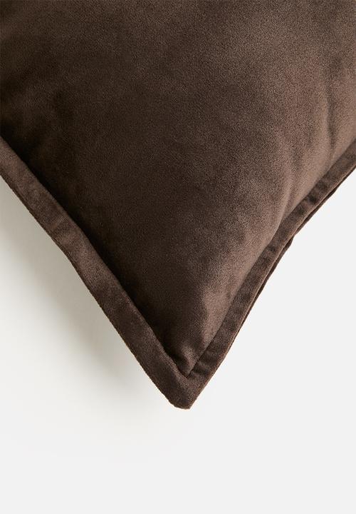 Grey Gardens - Rema velvet cushion cover - Chocolate