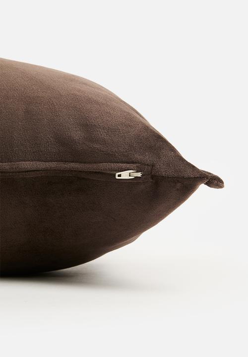 Grey Gardens - Rema velvet cushion cover - Chocolate